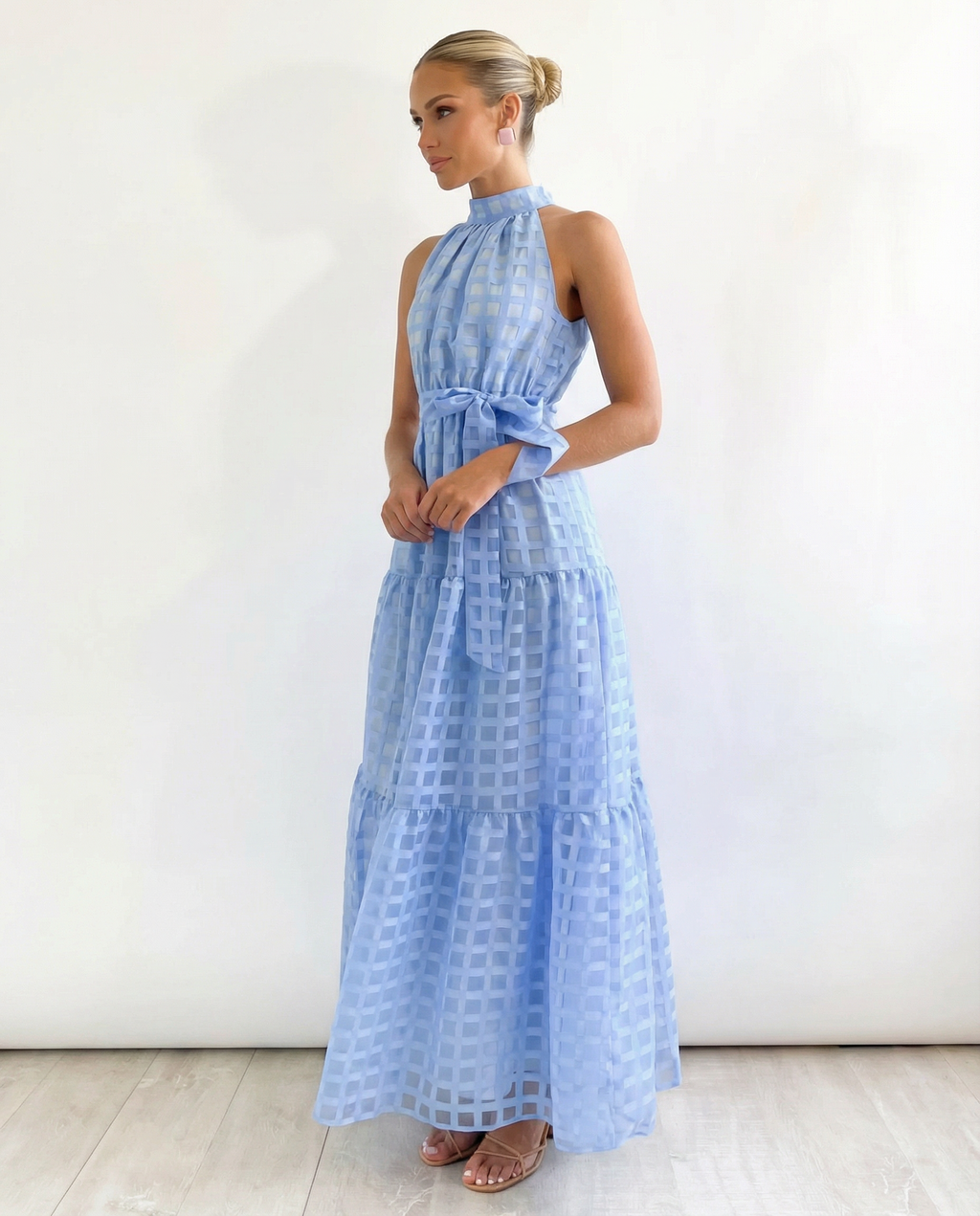 Abito maxi elegante con collo halter e vita legata per donne. 7