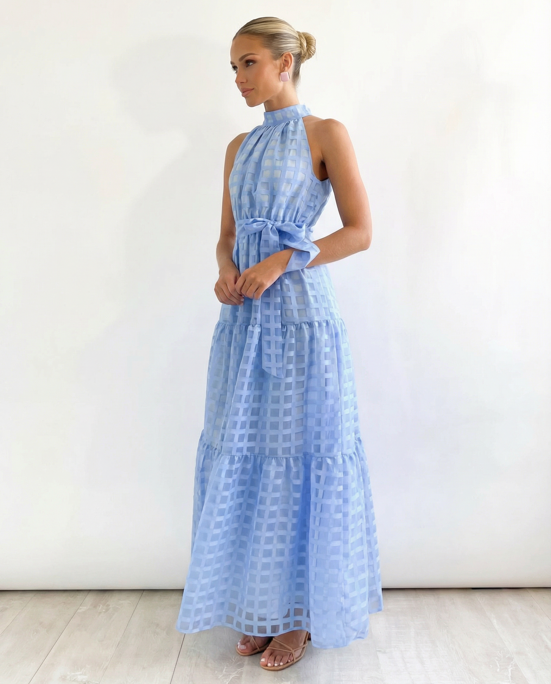 Abito maxi elegante con collo halter e vita legata per donne. 7