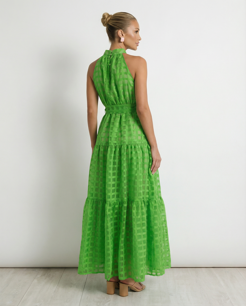 Abito maxi elegante con collo halter e vita legata per donne. 9