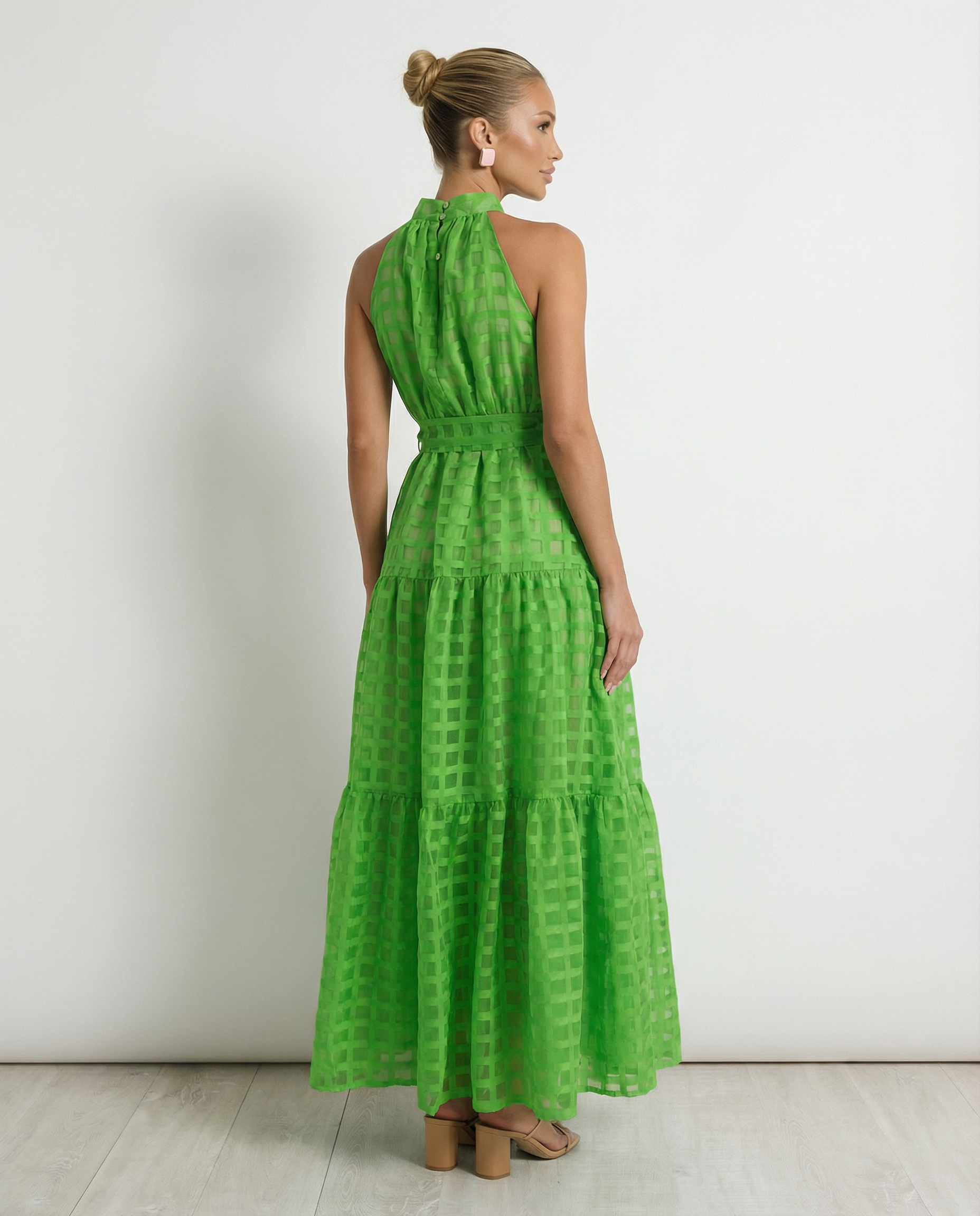 Abito maxi elegante con collo halter e vita legata per donne. 9