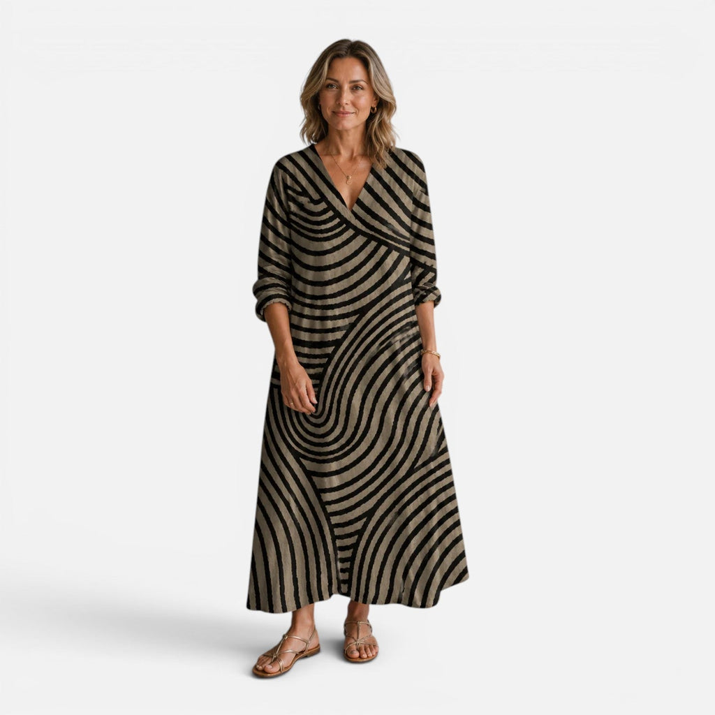 Abito maxi fluido con stampa astratta in beige.