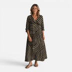 Abito maxi fluido con stampa astratta in beige.
