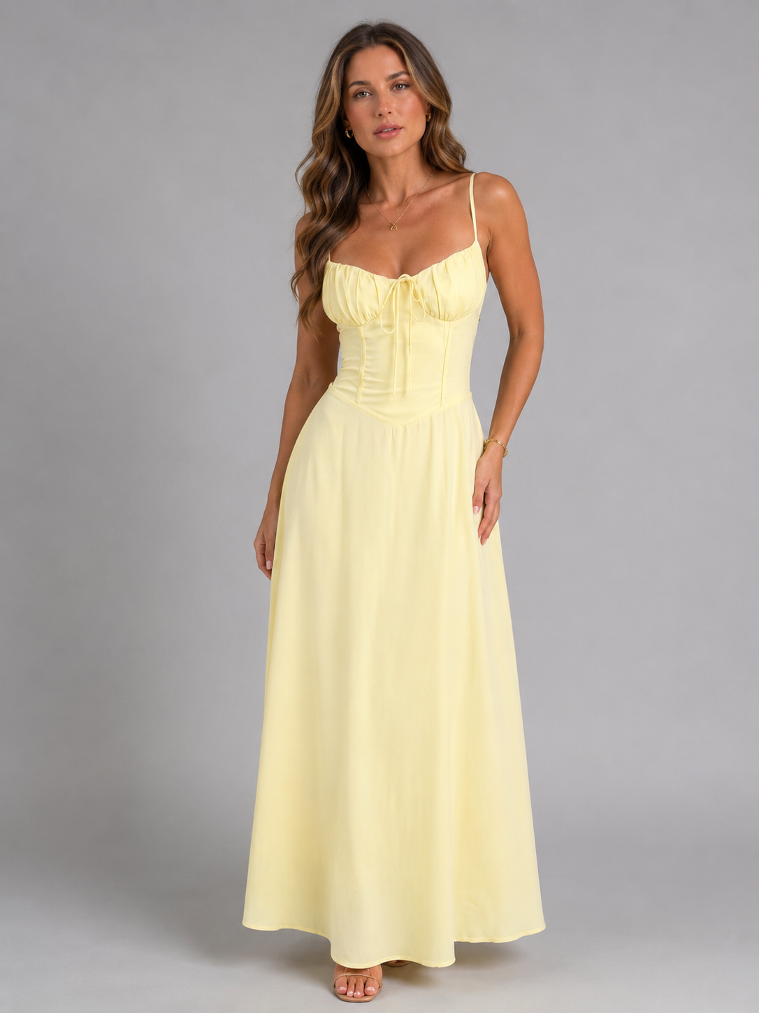 Abito maxi fluttuante elegante con spalline delicate e gonna fluida.