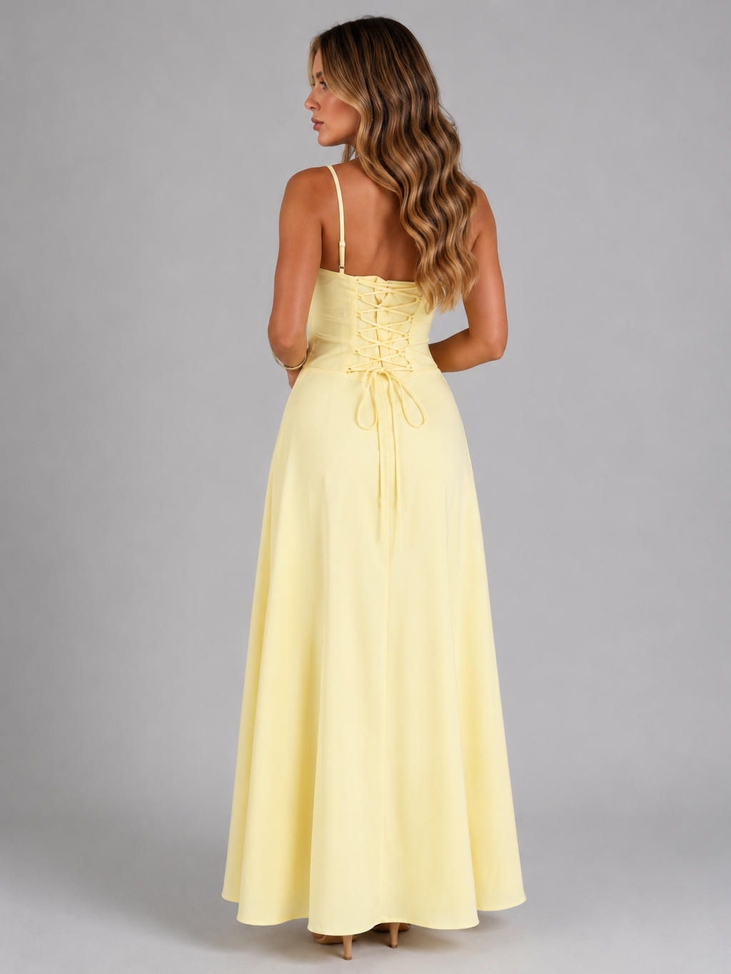 Abito maxi fluttuante elegante con spalline delicate e gonna fluida. 2