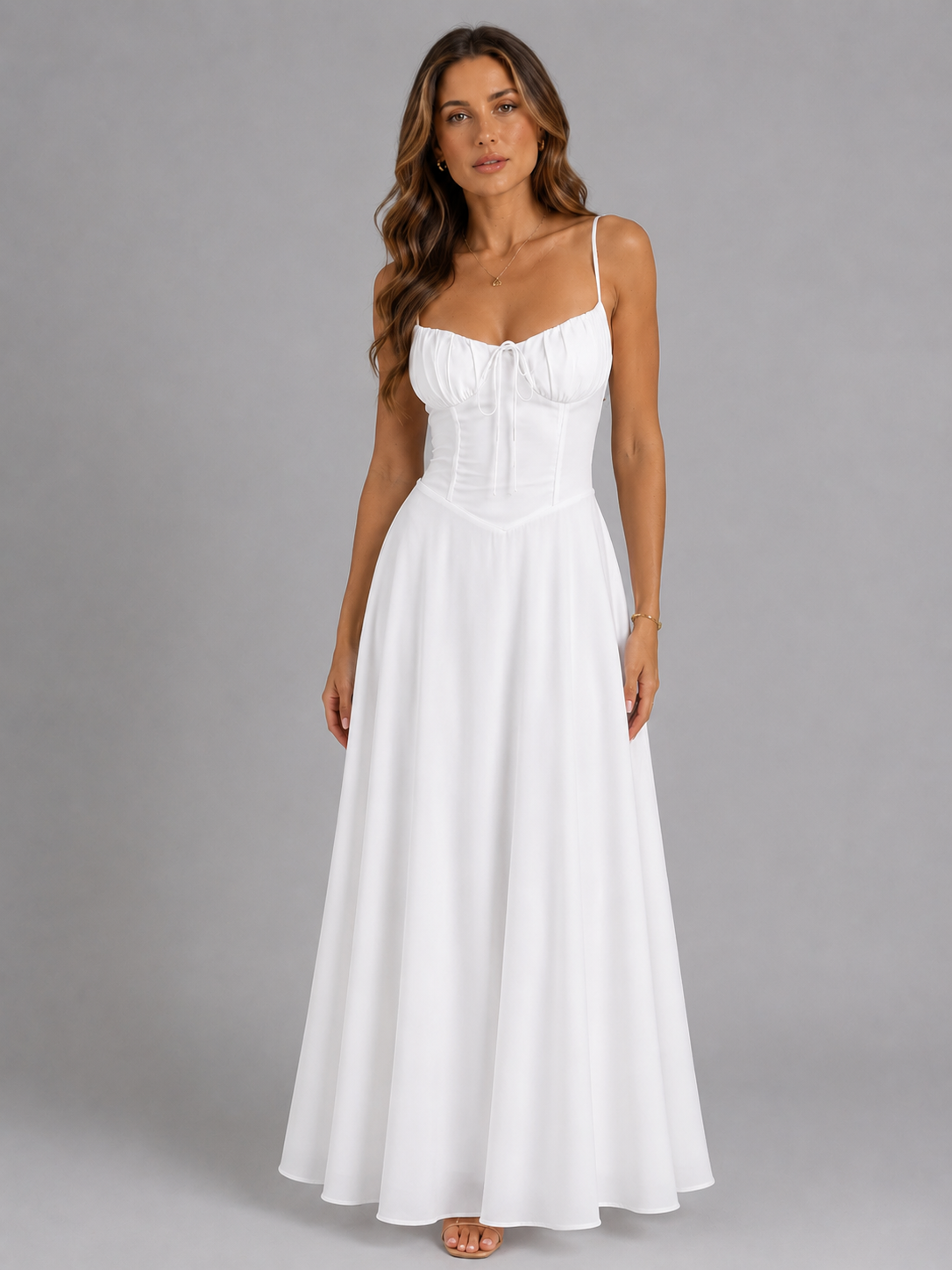 Abito maxi fluttuante elegante con spalline delicate e gonna fluida. 4