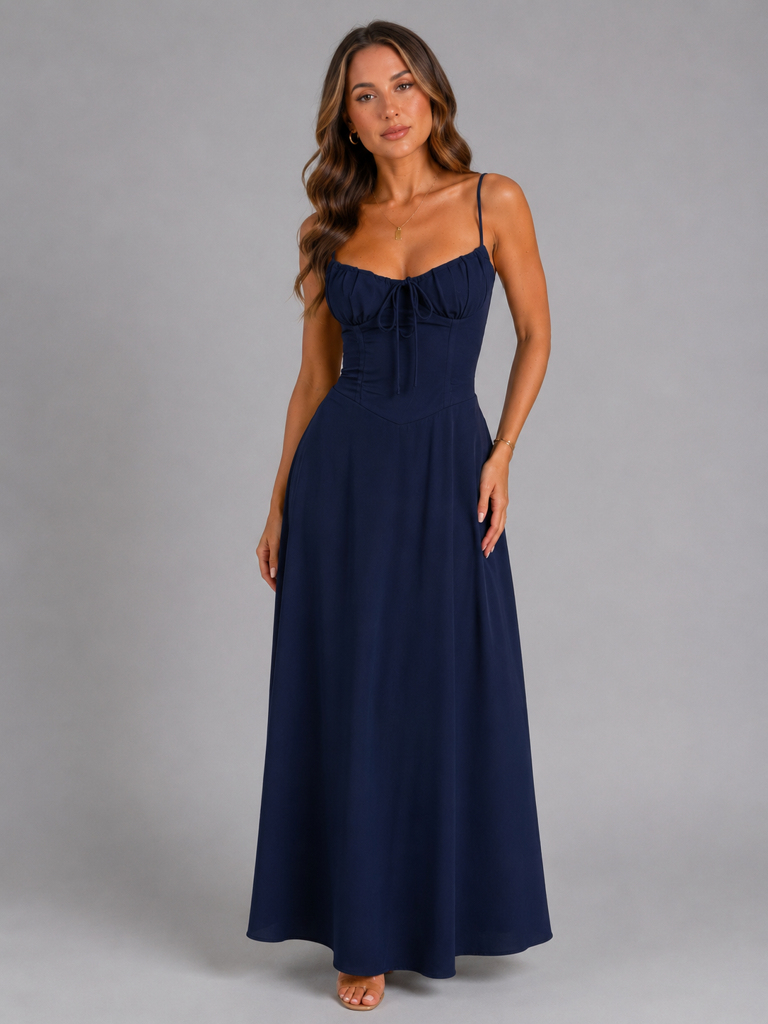 Abito maxi fluttuante elegante con spalline delicate e gonna fluida. 5