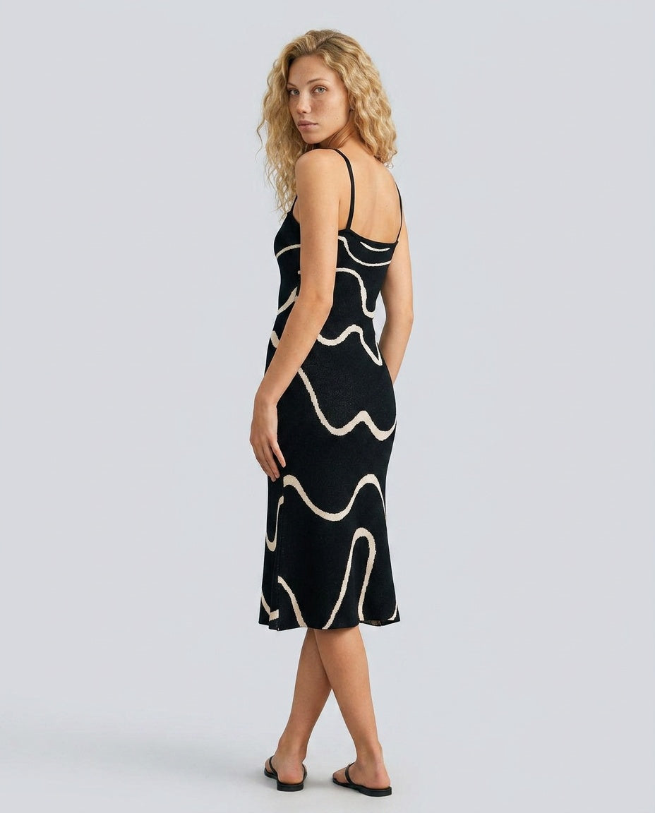 Abito midi a maglia con orlo sirena elegante in nero. 2