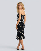Abito midi a maglia con orlo sirena elegante in nero. 2
