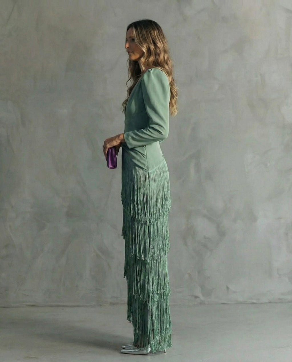 Abito midi elegante con frangia e scollatura a V 8
