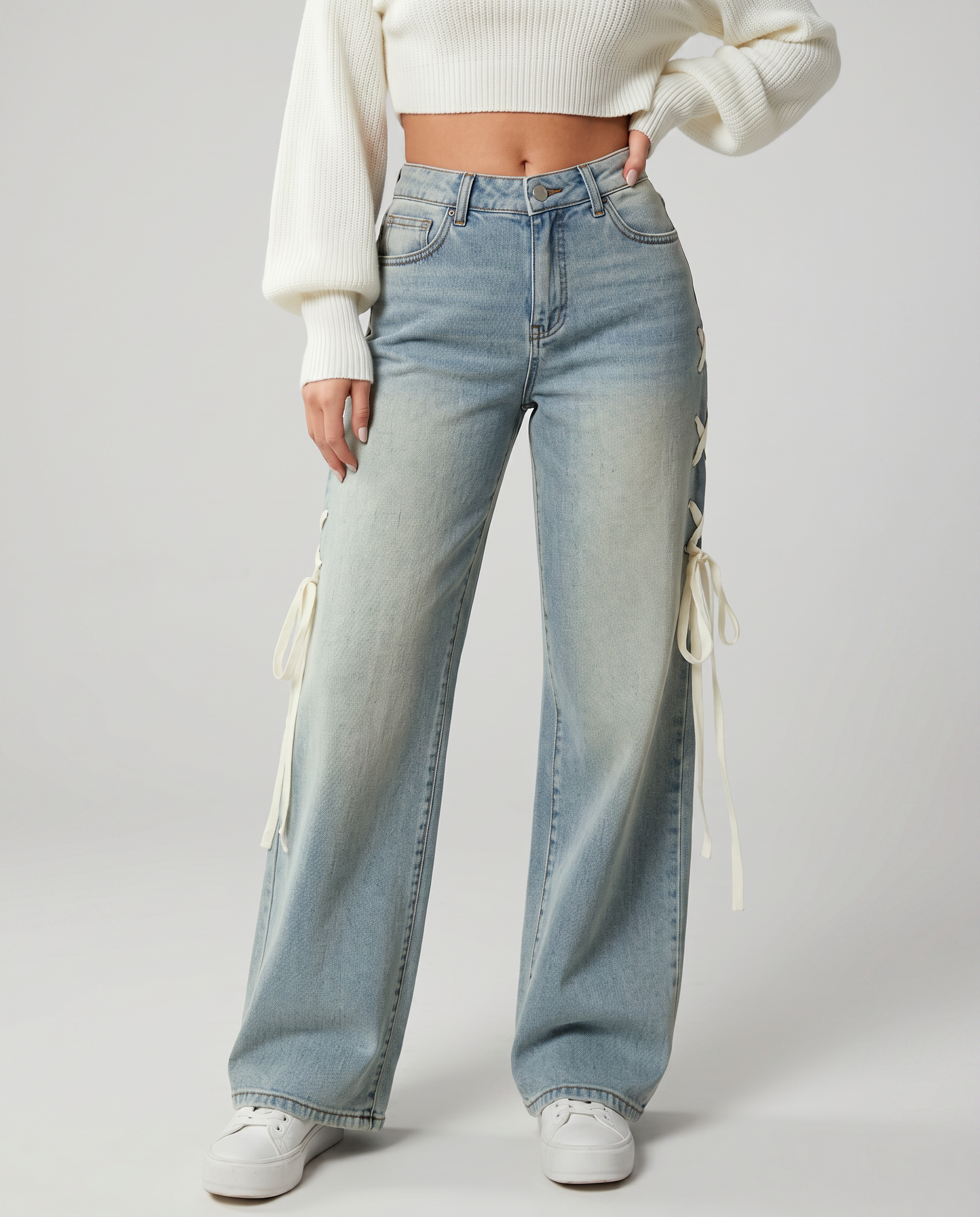 Jeans a gamba larga con lacci laterali in denim azzurro.