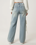 Jeans a gamba larga con lacci laterali in denim azzurro. 2