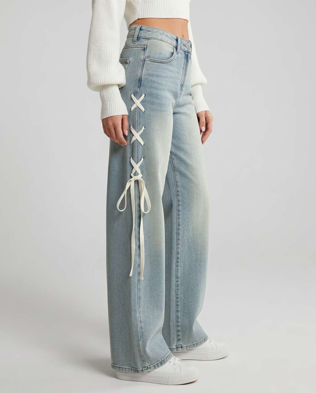 Jeans a gamba larga con lacci laterali in denim azzurro. 3