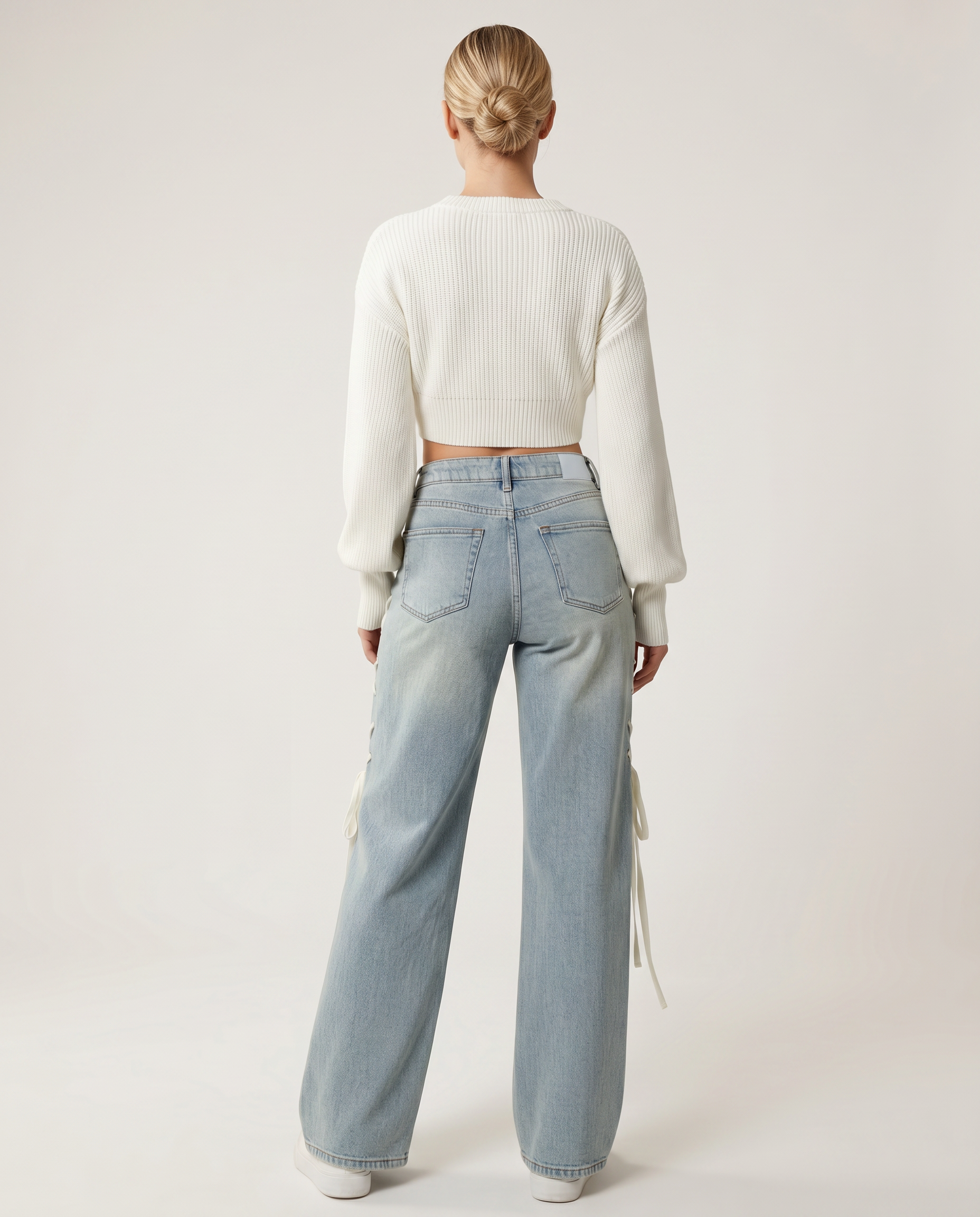 Jeans a gamba larga con lacci laterali in denim azzurro. 5