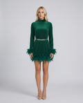 Mini dress elegante con piume e cintura, perfetto per serate speciali.