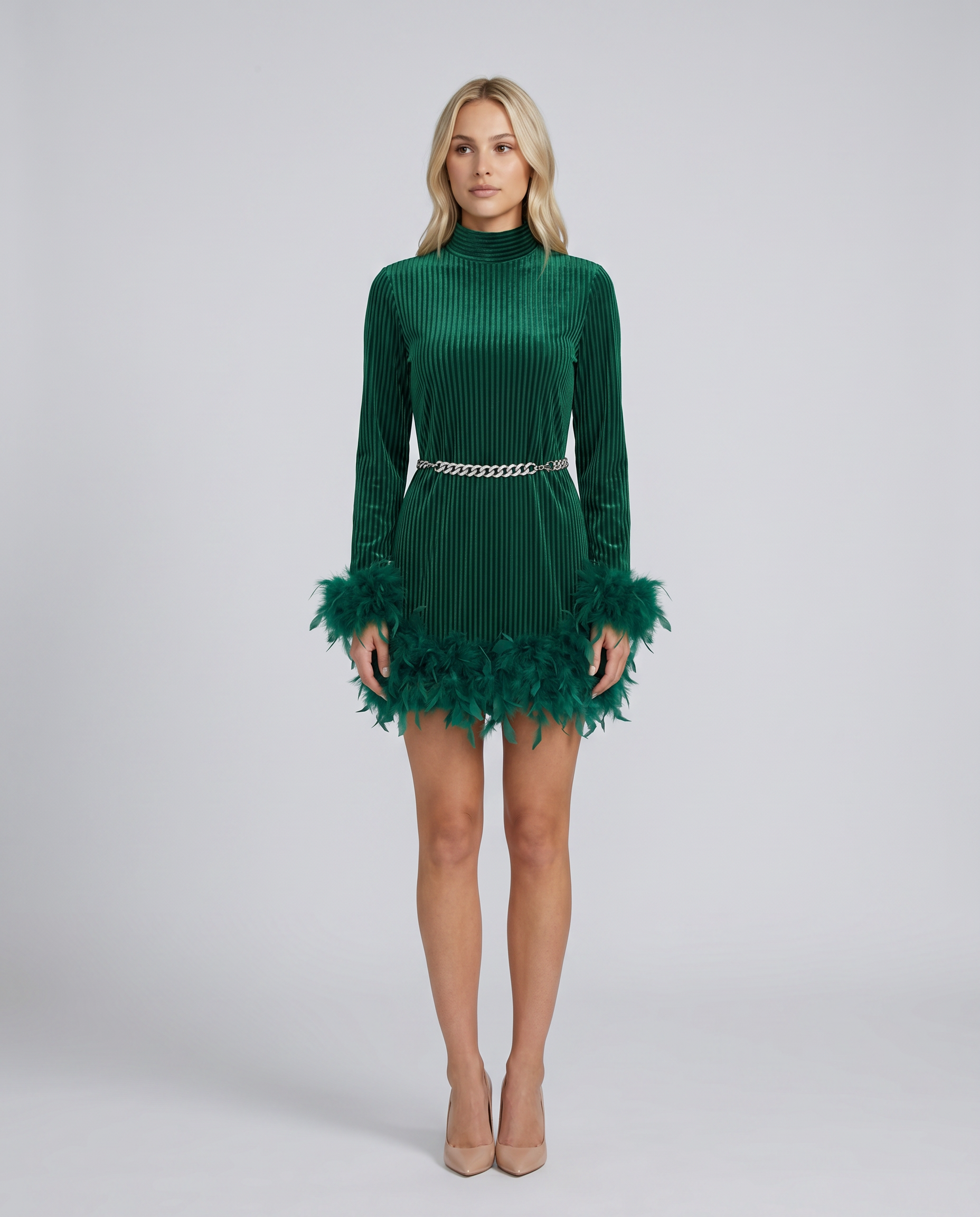 Mini dress elegante con piume e cintura, perfetto per serate speciali.