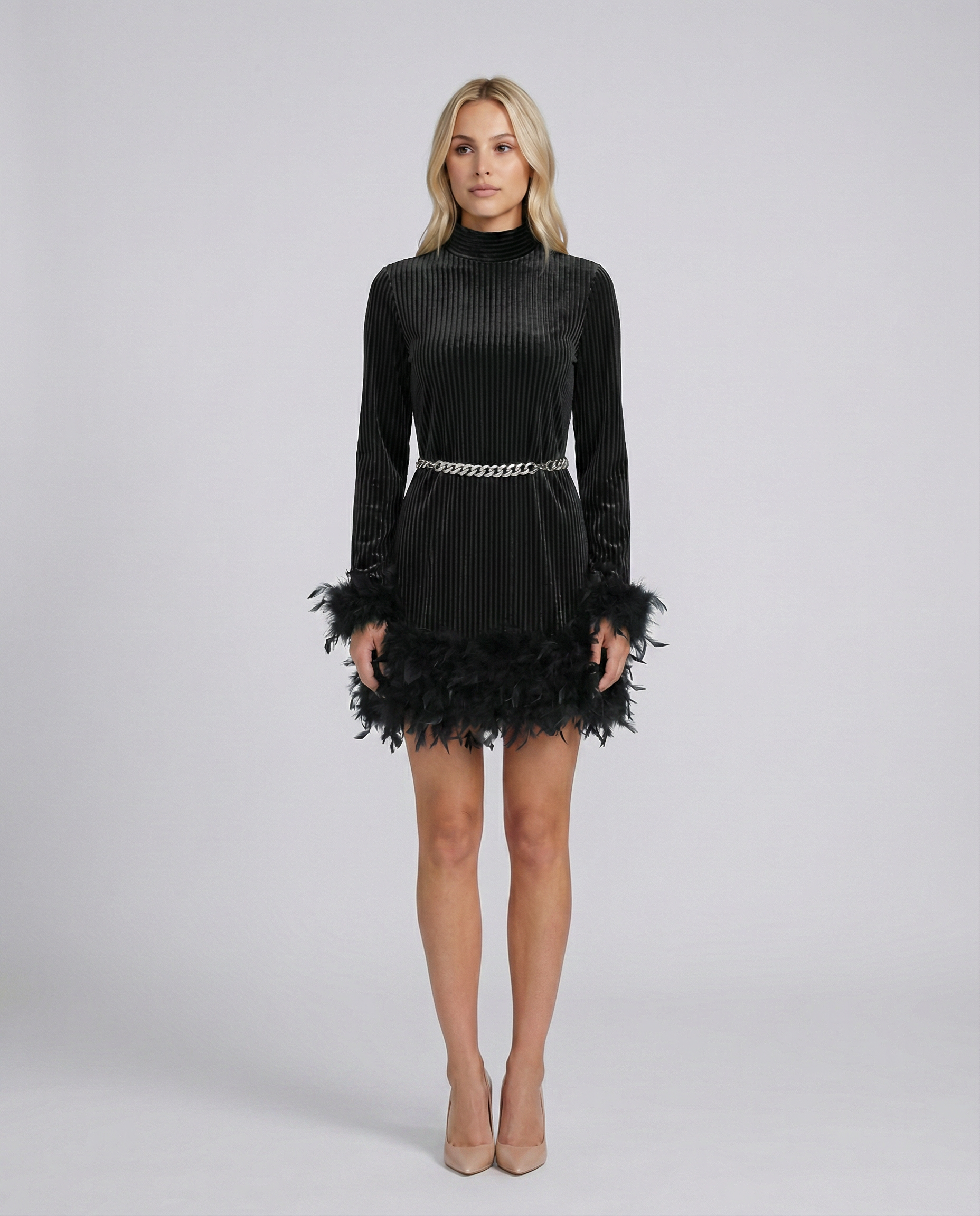 Mini dress elegante con piume e cintura, perfetto per serate speciali. 9