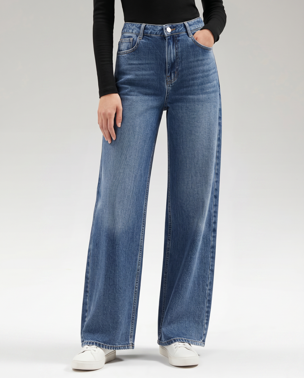 Jeans a gamba larga eleganti in denim blu per donne.
