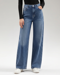 Jeans a gamba larga eleganti in denim blu per donne.