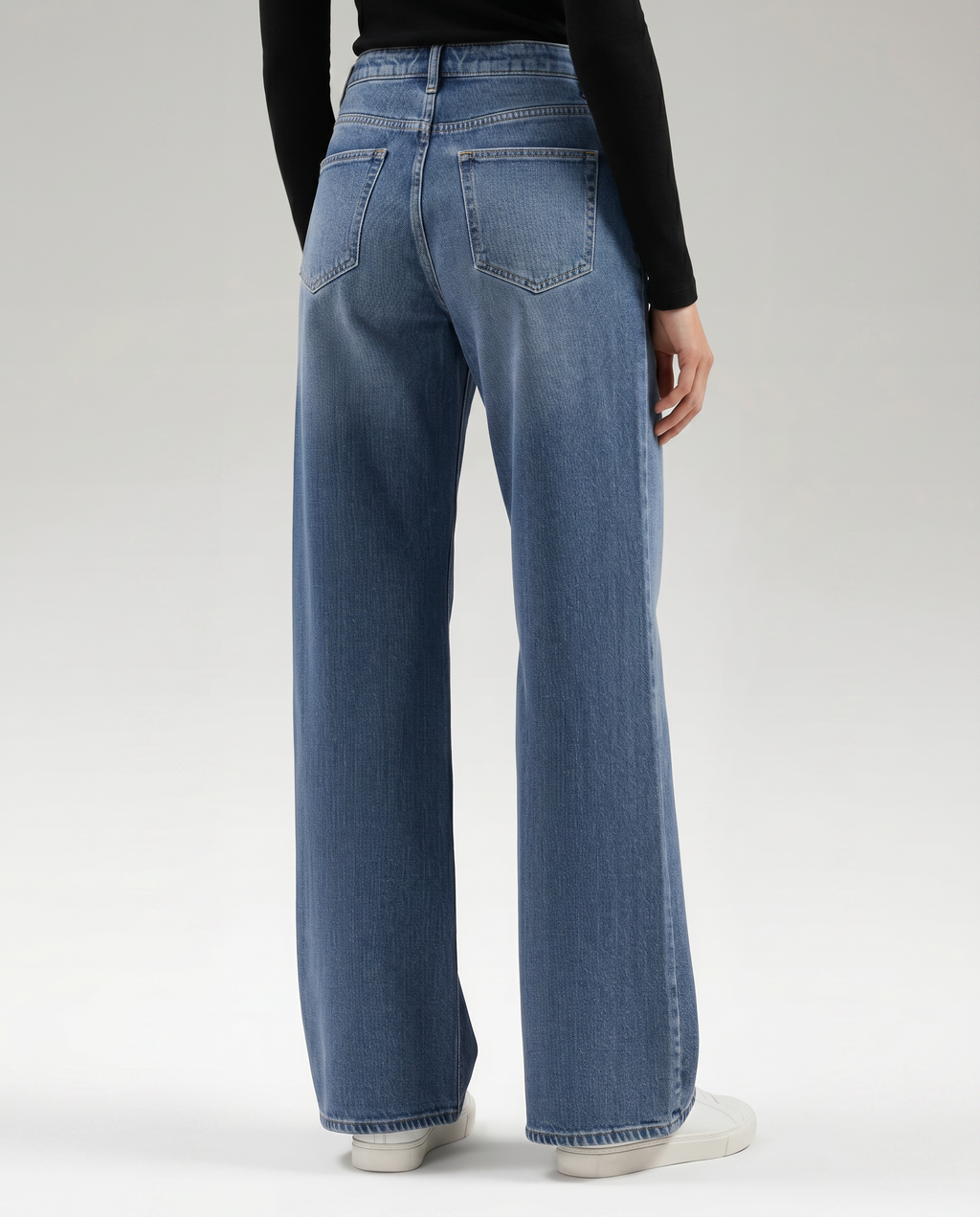 Jeans a gamba larga eleganti in denim blu per donne. 2
