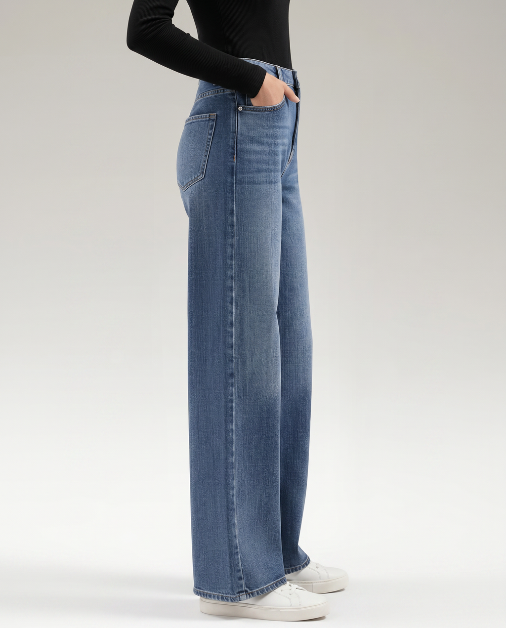 Jeans a gamba larga eleganti in denim blu per donne. 3