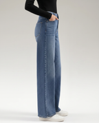 Jeans a gamba larga eleganti in denim blu per donne. 3