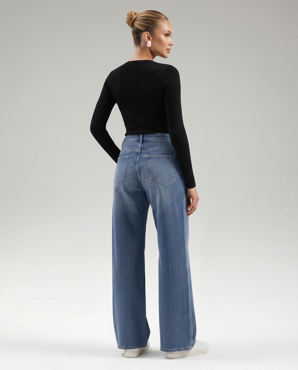 Jeans a gamba larga eleganti in denim blu per donne. 6
