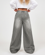 Jeans a gamba larga Diane in denim grigio lavato con vita regolabile. 2