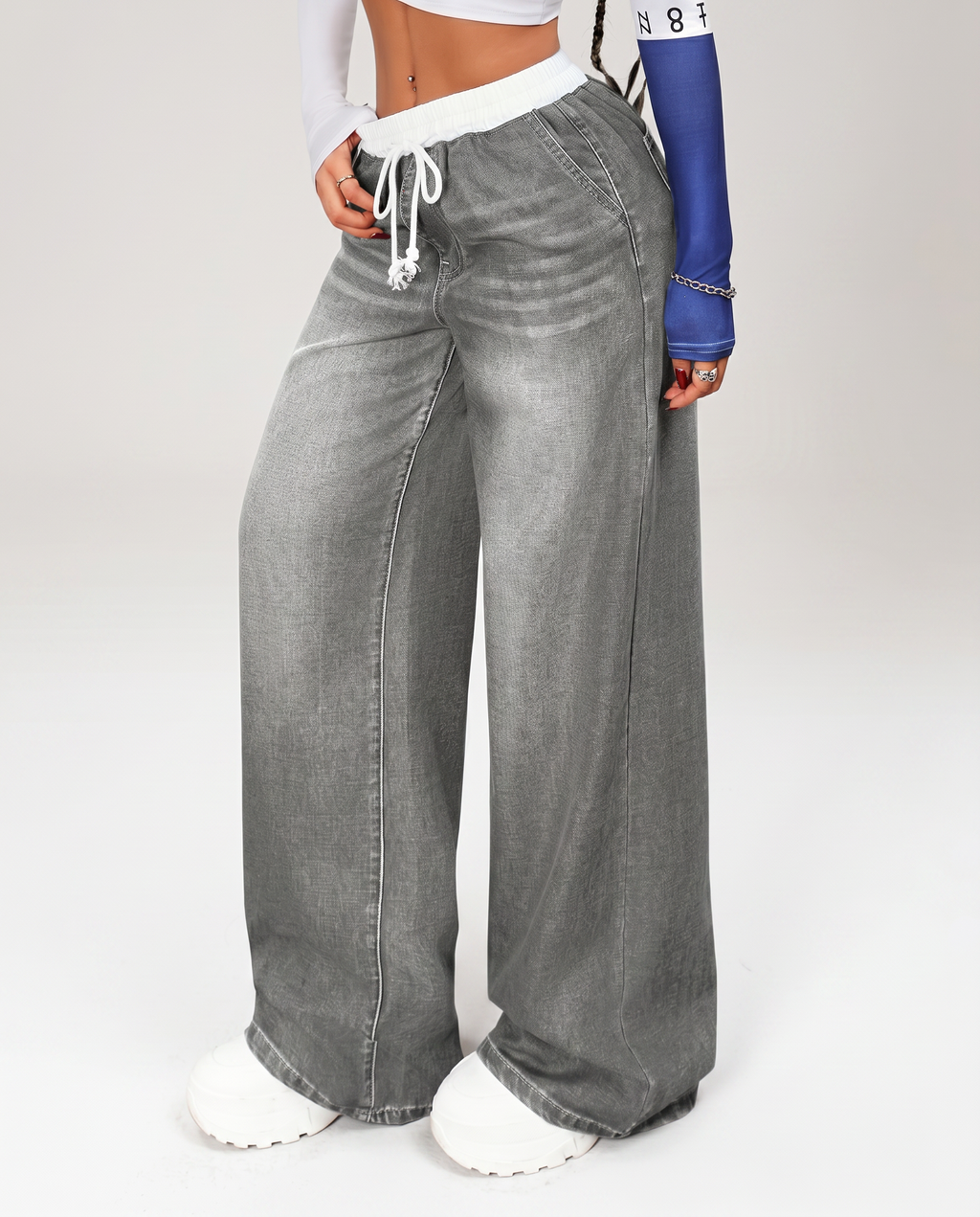 Jeans a gamba larga Diane in denim grigio lavato con vita regolabile. 3