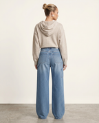 Jeans a gamba larga Esther con tasche curve in denim blu. 6