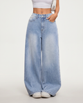 Jeans a gamba larga con tasche frontali in denim azzurro chiaro.