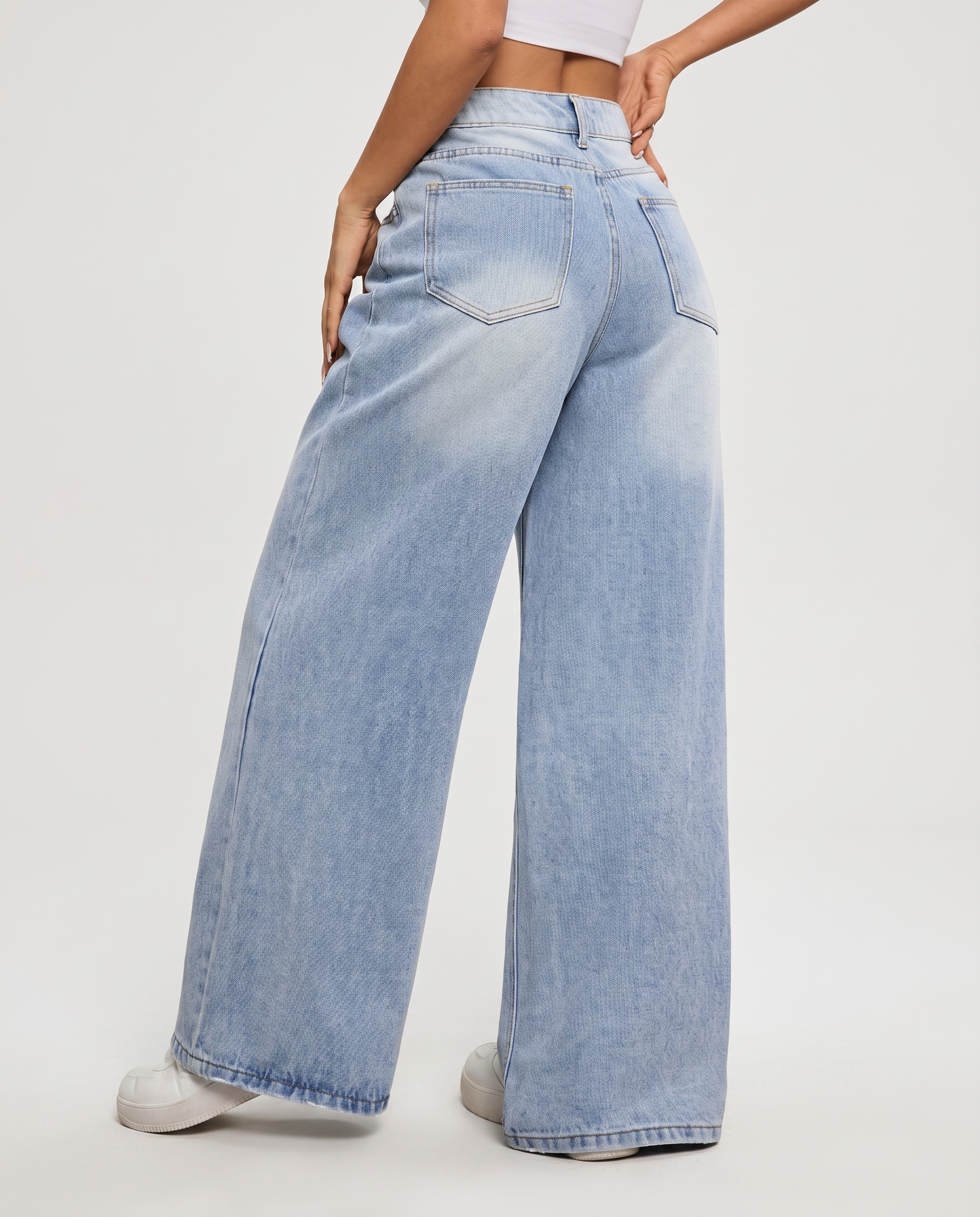 Jeans a gamba larga con tasche frontali in denim azzurro chiaro. 2