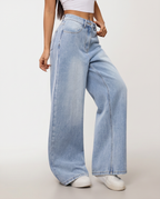 Jeans a gamba larga con tasche frontali in denim azzurro chiaro. 3