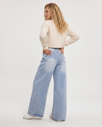 Jeans a gamba larga con tasche frontali in denim azzurro chiaro. 5