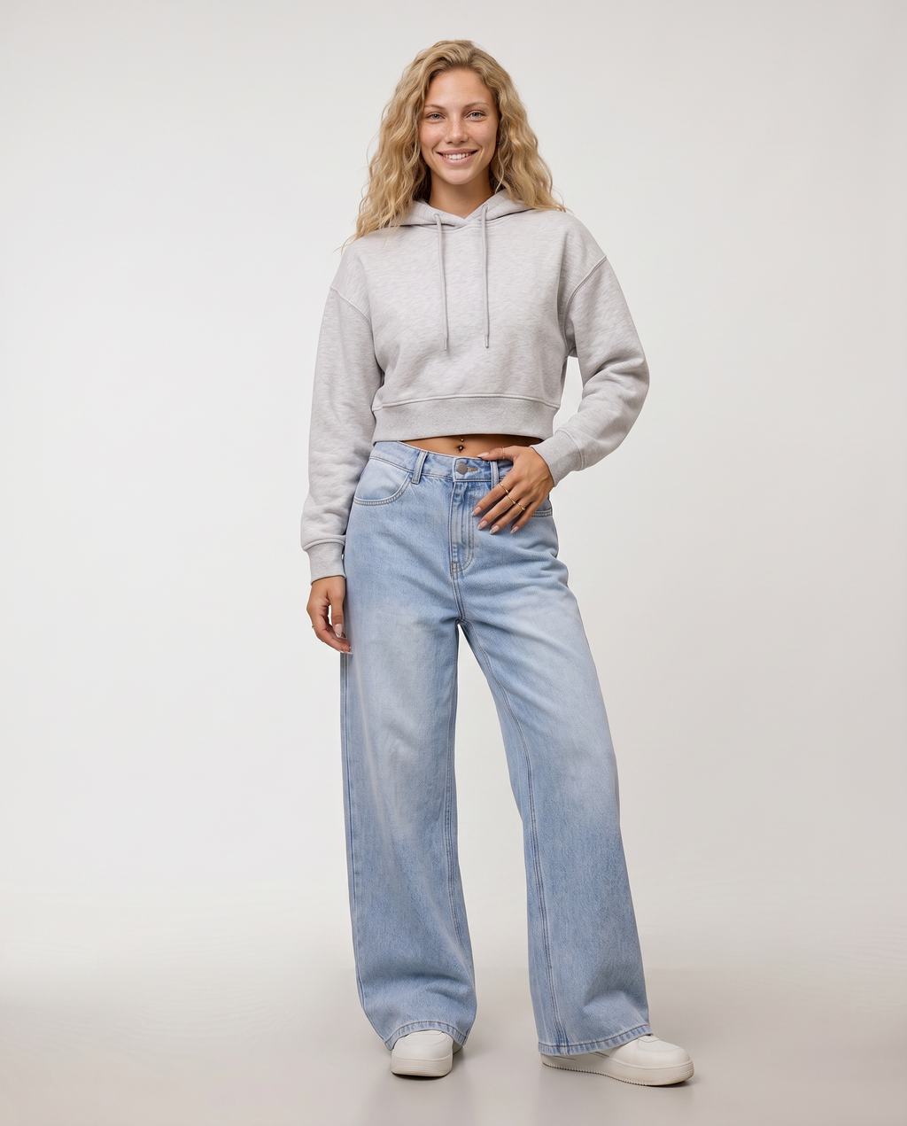 Jeans a gamba larga con tasche frontali in denim azzurro chiaro. 6