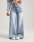Jeans a gamba larga con tasche frontali in denim azzurro chiaro.