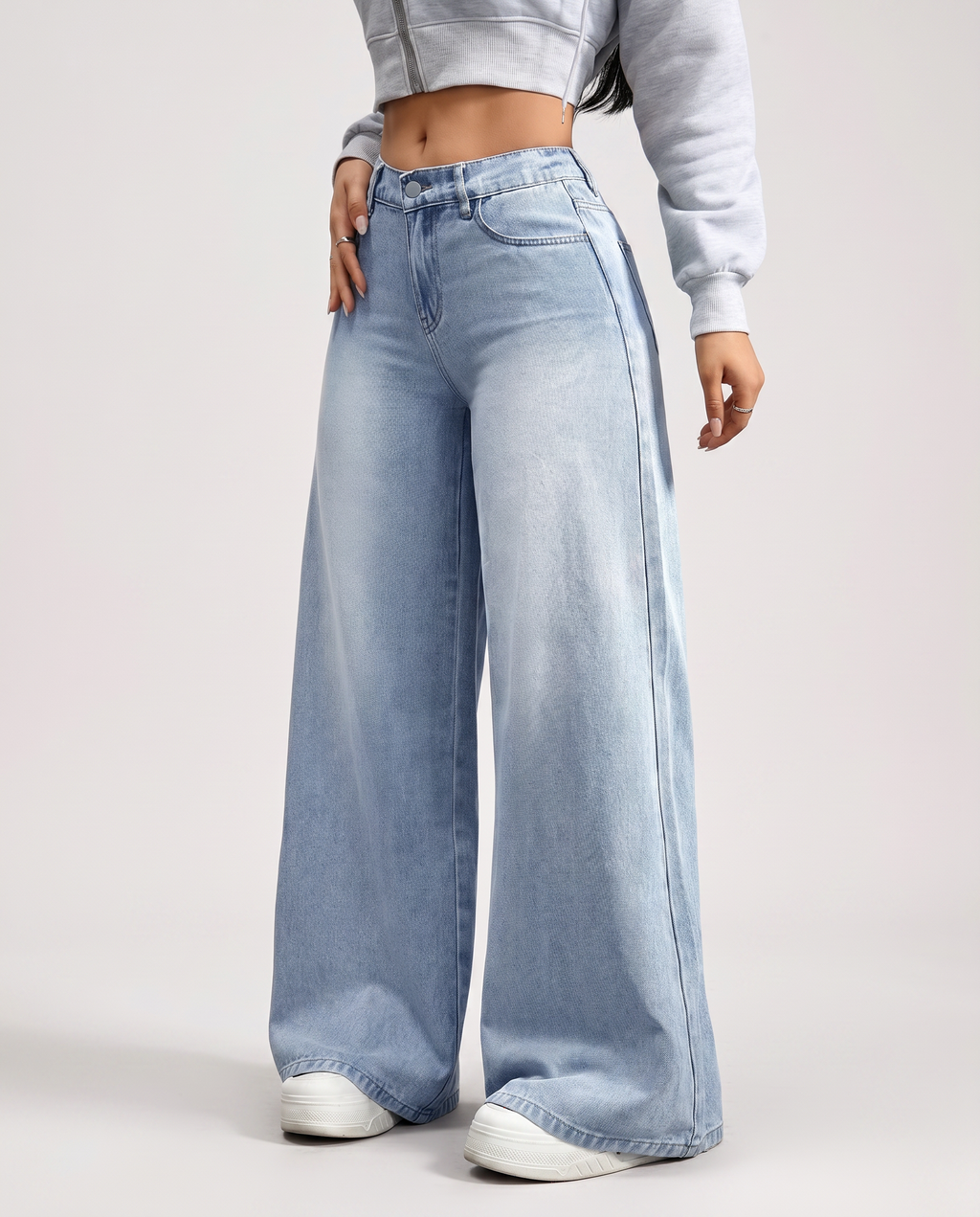 Jeans a gamba larga con tasche frontali in denim azzurro chiaro. 3