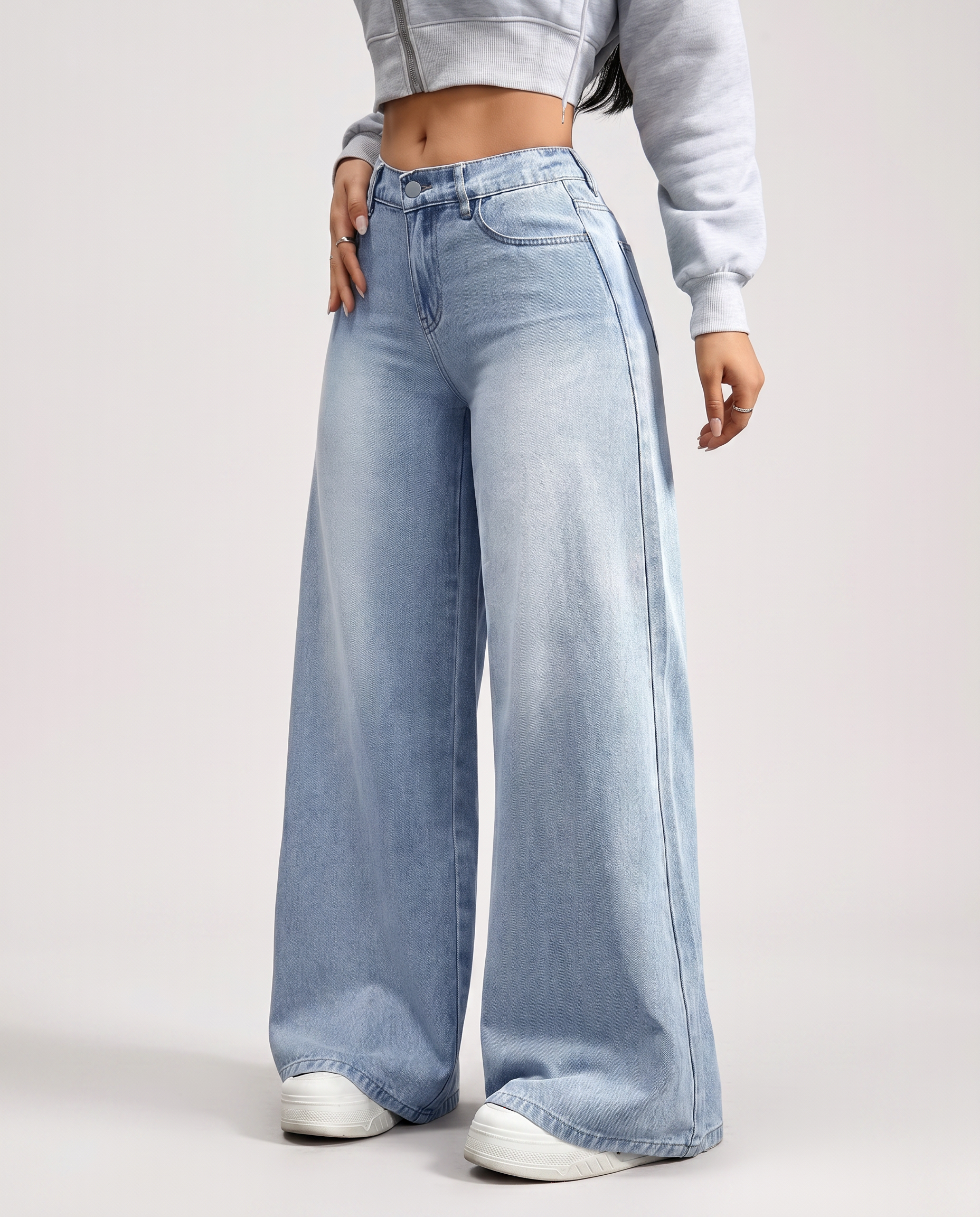 Jeans a gamba larga con tasche frontali in denim azzurro chiaro. 3