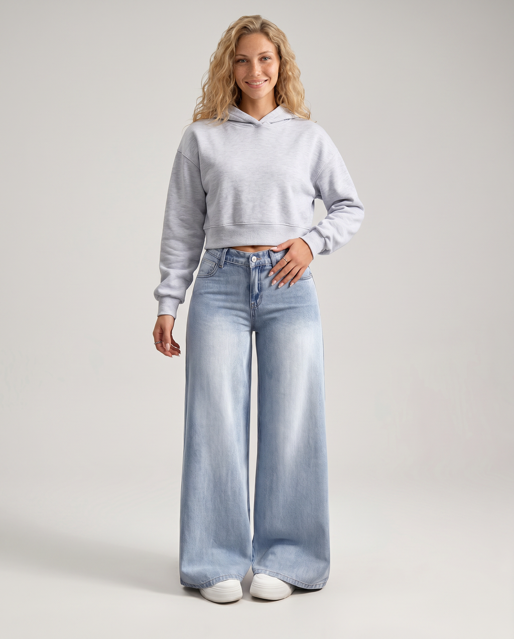 Jeans a gamba larga con tasche frontali in denim azzurro chiaro. 4