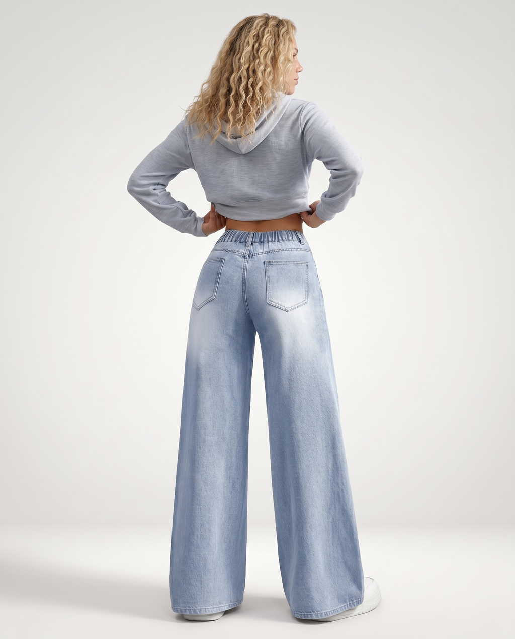 Jeans a gamba larga con tasche frontali in denim azzurro chiaro. 5