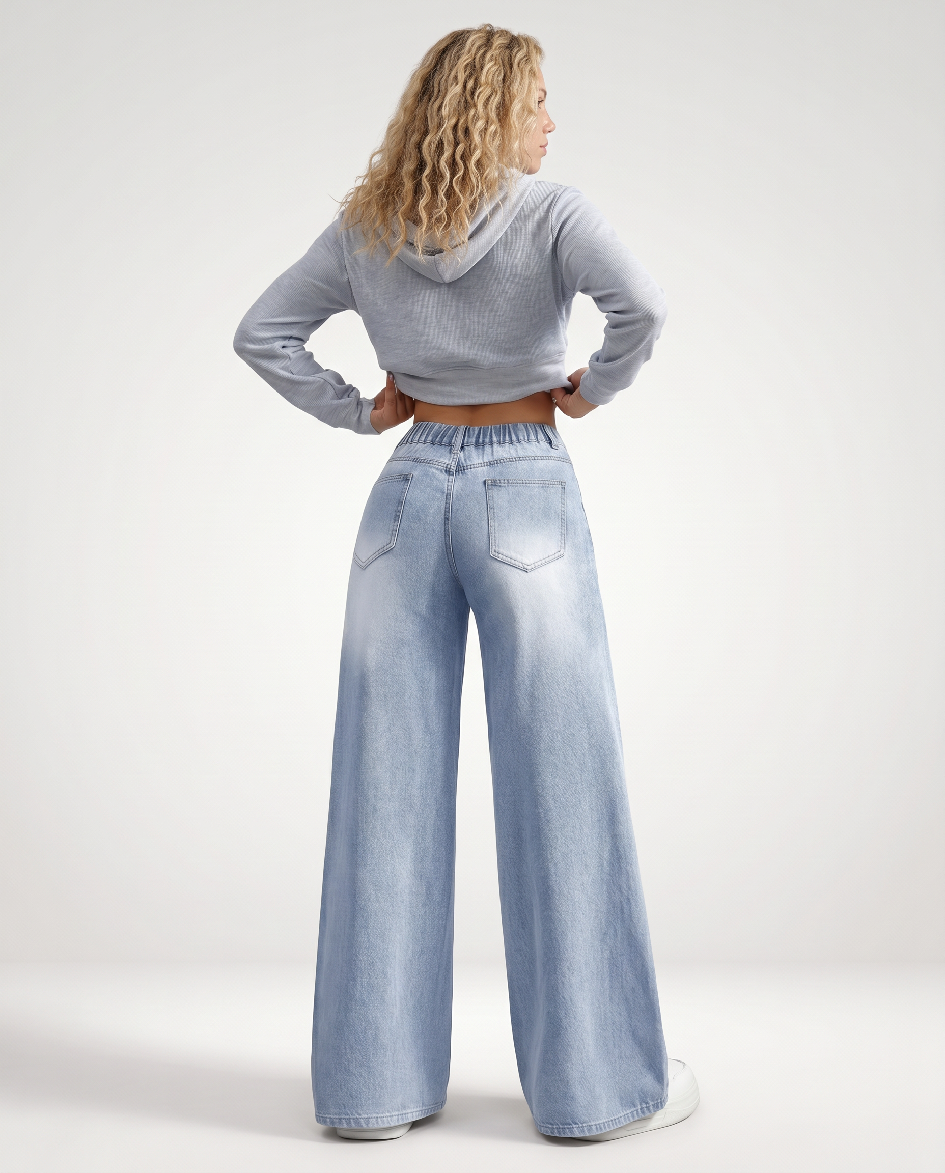 Jeans a gamba larga con tasche frontali in denim azzurro chiaro. 5