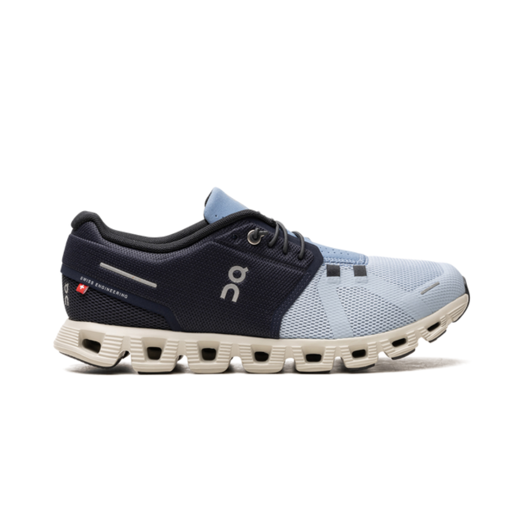 Sneaker On Running Cloud 5 Elegante in blu scuro e blu chiaro.