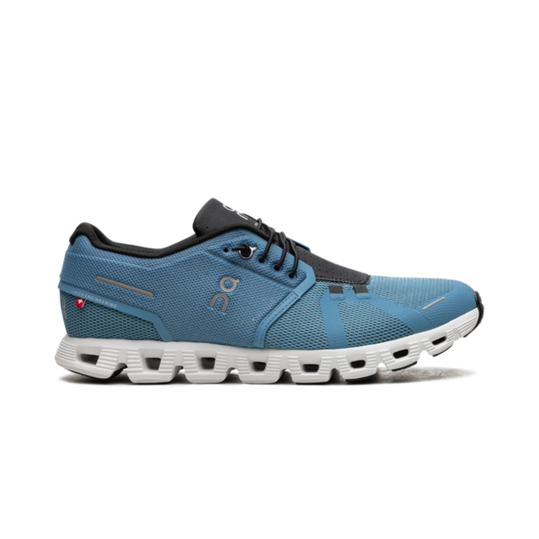 On Running Cloud 5 Niagara Blu/Schwarz sneaker elegante e traspirante.