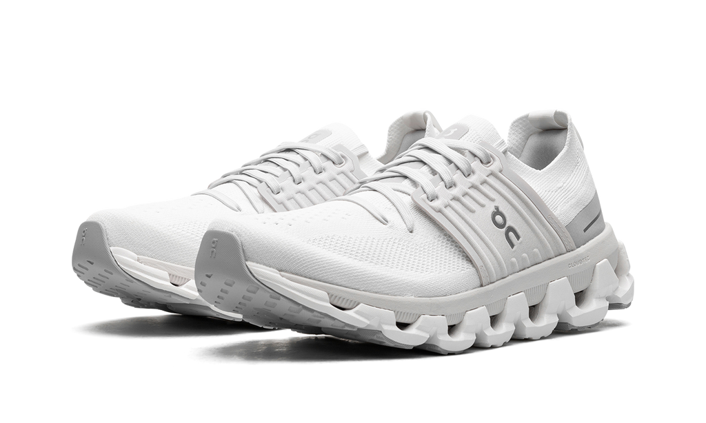 On Running Cloudswift 3 in bianco e grigio, sneaker elegante e traspirante per donne. 2