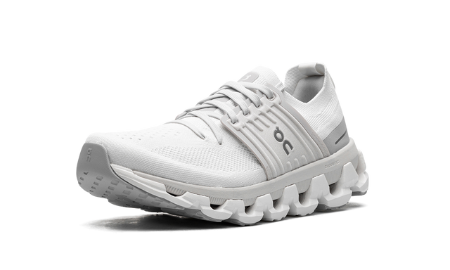On Running Cloudswift 3 in bianco e grigio, sneaker elegante e traspirante per donne. 4