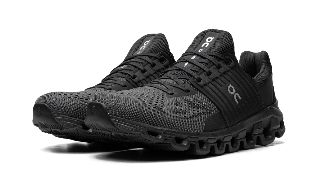 On Running Cloudswift in nero, scarpa sportiva elegante e minimalista. 2