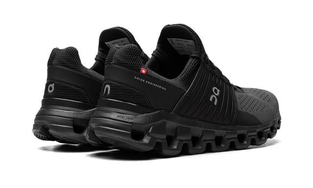 On Running Cloudswift in nero, scarpa sportiva elegante e minimalista. 3