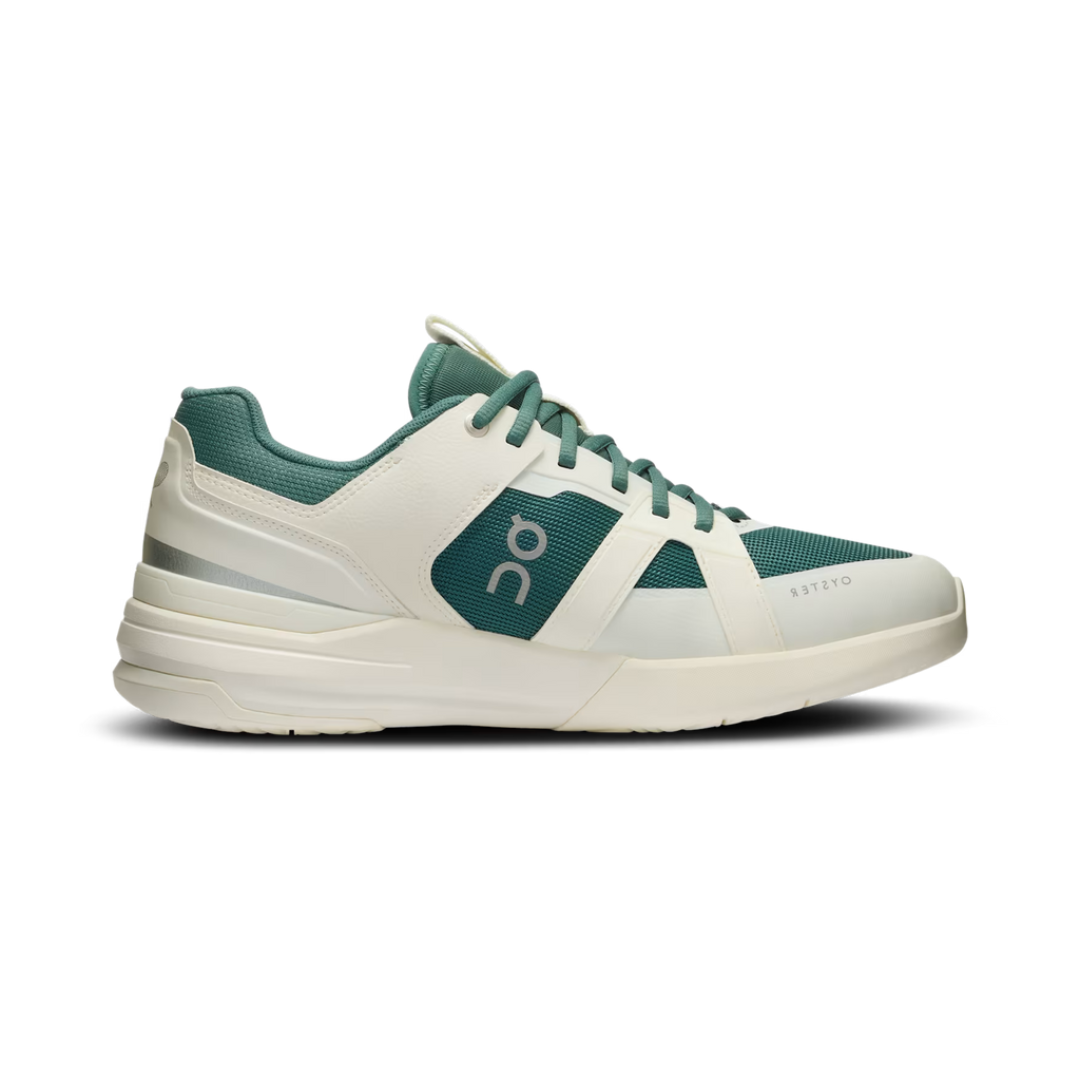 On Running Roger Clubhouse Pro in Ivory Evergreen, scarpe eleganti e moderne.