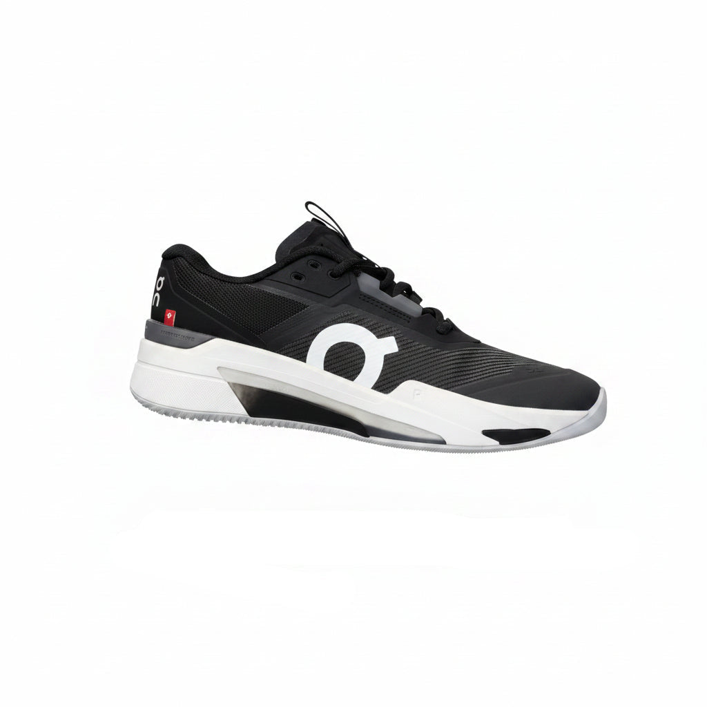 Scarpa da tennis On Running The Roger Pro Fire Unisex in nero e bianco.