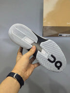 Scarpa da tennis On Running The Roger Pro Fire Unisex in nero e bianco. 5