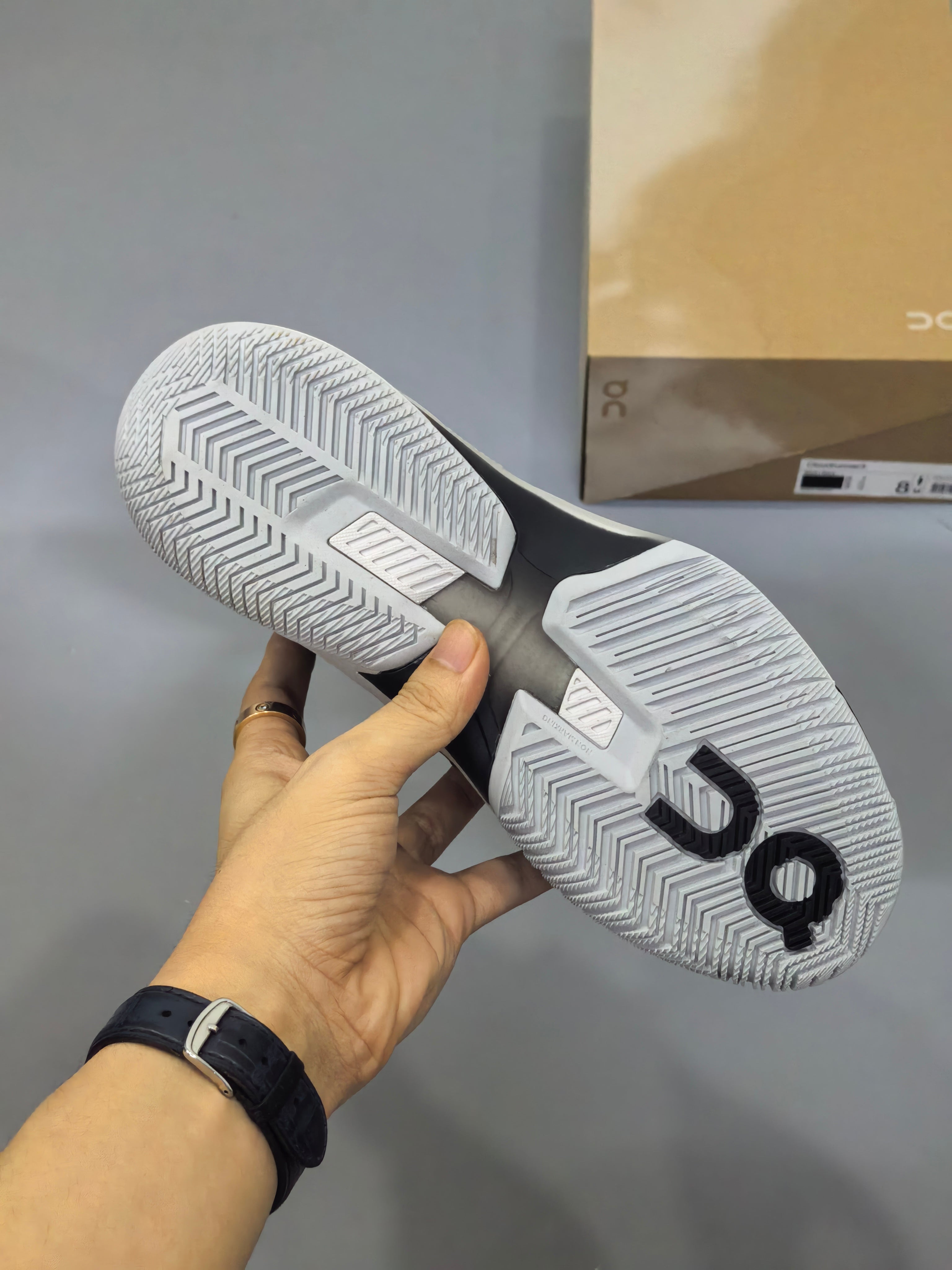 Scarpa da tennis On Running The Roger Pro Fire Unisex in nero e bianco. 5